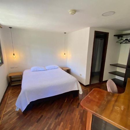 Campus Residencias Bed & Breakfast Quito Bagian luar foto