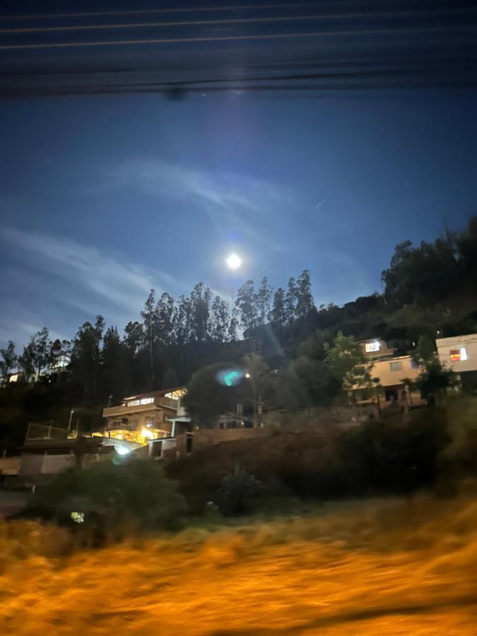 Campus Residencias Bed & Breakfast Quito Bagian luar foto